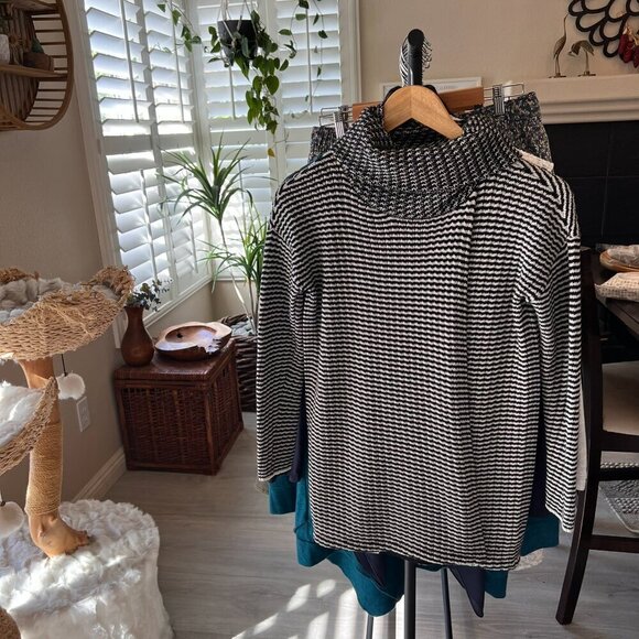 Cabi Sweater Womens Size XXS Black & White Stripe Split Front & Back Turtle Neck - Picture 16 of 16